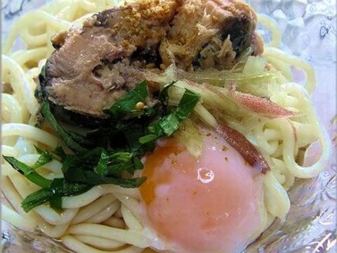 サバ水煮缶と温泉卵のっけ冷やしうどん